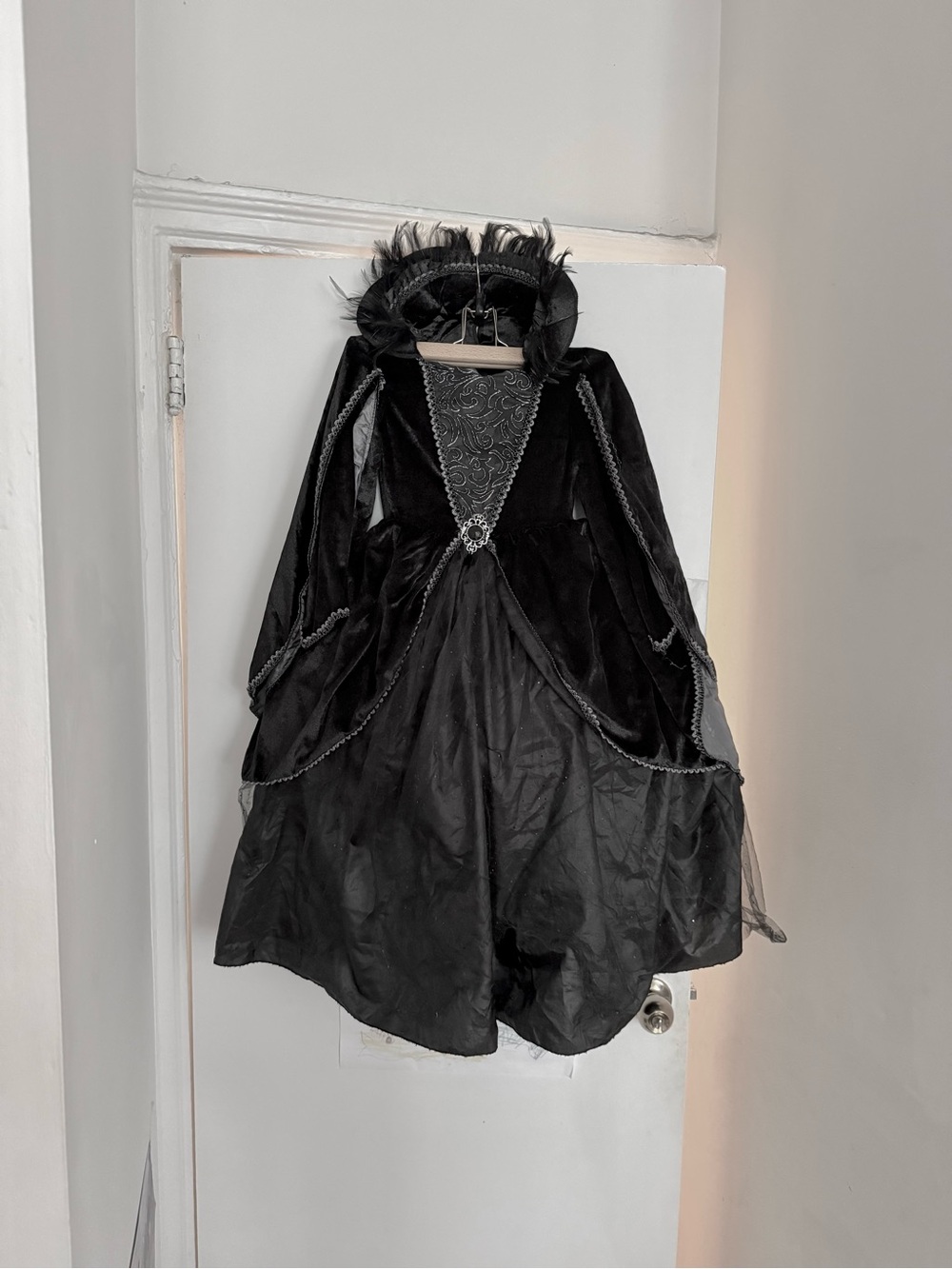 Hallows Eve Girls Deluxe
Dark Queen Vampire Costume
HOOP DRESS